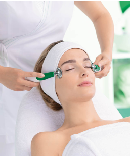 Eye lifting Mary Cohr