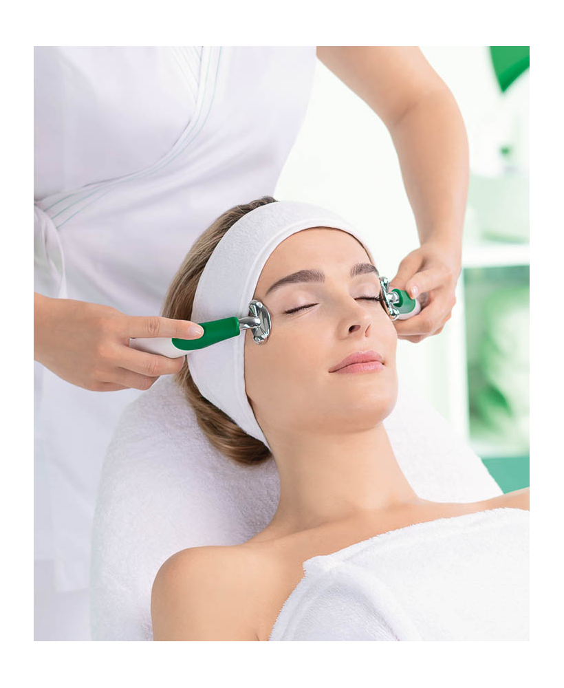 Eye lifting Mary Cohr