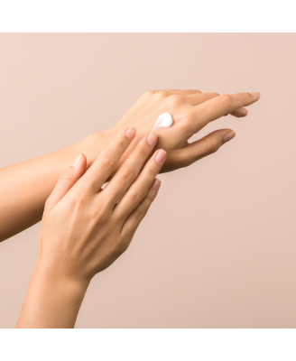 Manucure simple - traitement des mains - crème base