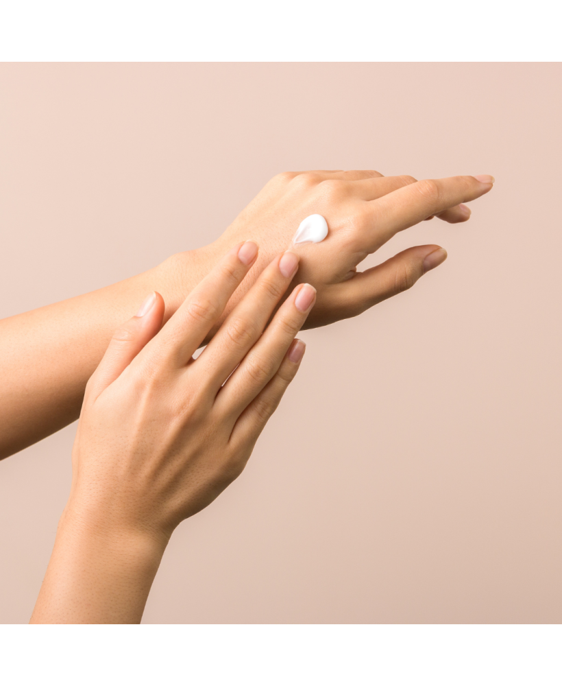 Manucure simple - traitement des mains - crème base